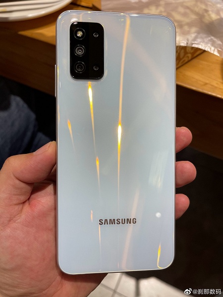 Почти как бестселлер Galaxy A52, но дешевле? Первые фотографии и параметры Samsung Galaxy F52 5G появились в Сети
